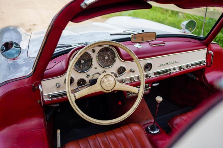Như đã đề cập ở trên, mức giá xe Mercedes-Benz 300 SL Gullwing 1956 hiện đang được rao bán tại trang Gullwing Motorcars là 1.495.000 USD (tương đương 34 tỷ đồng), đây rõ ràng không phải là một chiếc xe giá rẻ, chưa kể đến việc bạn sẽ muốn mất thêm một khoản chi phí nữa để phục chế nó trở lại tình trạng ban đầu.