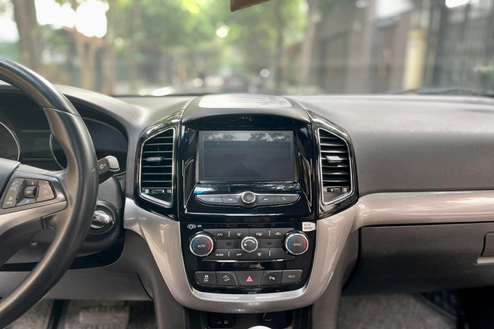 Điểm mạnh và cũng là điểm yếu chính là động cơ xăng dung tích 2.4 lít. Cỗ máy này sản sinh công suất 165 mã lực tại vòng tua 5.600 vòng/phút, mô-men xoắn tối đa 230 Nm tại vòng tua 4.600 vòng/phút đi cùng hộp số tự động 6 cấp và hệ dẫn động cầu trước.