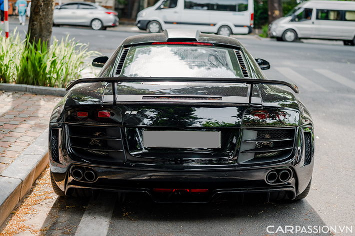 Bước vào khoang lái, R8 cho cảm giác như các phiên bản thể thao thông thường của Audi với ghế ngồi được bọc da cao cấp. Nội thất bóng bẩy, vô-lăng ba chấu có thiết kế thể thao, tích hợp lẫy chuyển số và cần số khắc chữ “R8”.