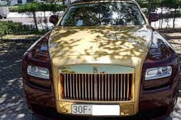 Chiếc xe siêu sang Rolls-Royce Ghost từng thuộc sở hữu của ông Trịnh Văn Quyết xuất hiện công khai tại Việt Nam vào năm 2013 còn trong thông báo thu giữ xe của ngân hàng BIDV chi nhánh Quy Nhơn cho biết xe thuộc đời 2011, đến năm 2018 xe được mang đi bấm biển số 30F-187.88 và phục vụ đại gia này.