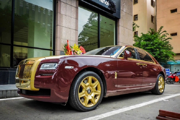 Ngoài màu sơn đỏ, chiếc xe siêu sang Rolls-Royce Ghost này còn có nhiều chi tiết sơn vàng đối lập và ấn tượng nhất còn được xưởng độ danh tiếng Real Gold Group tại Đức đảm nhận mạ vàng 24k một số chi tiết ở ngoại thất như lưới tản nhiệt, tay nắm cửa, logo Rolls-Royce bên hông xe, các thanh viền inox cũng được mạ vàng 24k và viền đèn hậu.