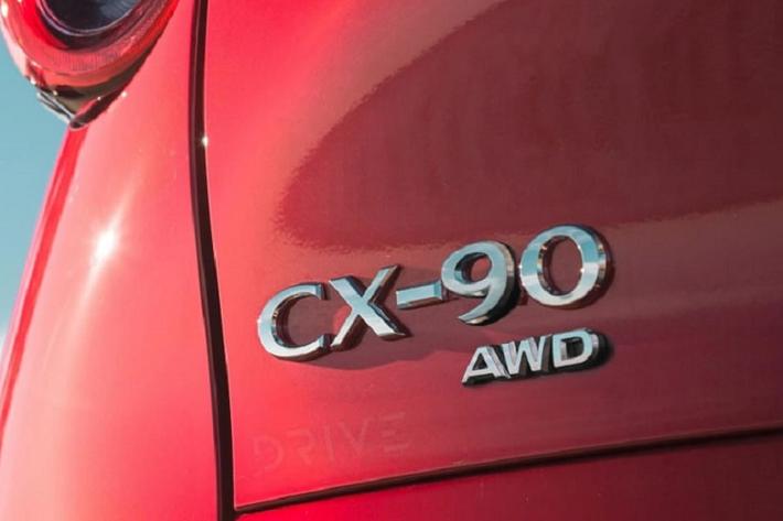 Rất có thể, Mazda CX-90 2023 sẽ có thêm một lựa chọn plug-in hybrid khi ra mắt tại Mỹ. Điều này thể hiện ngay trên chiếc xe thử nghiệm vừa qua, khi có đến 2 cổng nạp nhiên liệu.