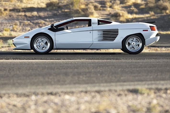 Chiếc xe đã được thiết kế bởi Marcelo Gandini, người chịu trách nhiệm cho Lancia Stratos và thậm chí cả những siêu xe nổi tiếng như Lamborghini Countach và Miura. Chỉ riêng điều đó đã làm cho Cizeta-Moroder V16T trở nên đặc biệt, và với thân xe màu trắng ngọc trai kết hợp nội thất bọc da màu đỏ, siêu xe khung gầm mã số 001 thực sự nắm bắt được thiết kế nổi bật, gần như điển hình của giai đoạn đầu những năm 1990.