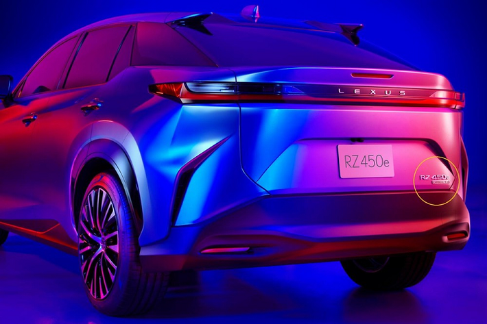 Hiện hãng Lexus chưa công bố thông số kỹ thuật cụ thể của RZ mới. Chỉ biết rằng, đây là mẫu xe Lexus đầu tiên được phát triển dựa trên cơ sở gầm bệ e-TNGA dành riêng cho ôtô điện, tương tự Toyota bZ4X và Subaru Solterra. Sự khác biệt của Lexus RZ 2022 so với Toyota bZ4X và Subaru Solterra nằm ở hệ truyền động.