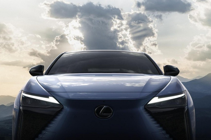Ngoài ra, Lexus RZ 2022 còn được trang bị bảng đồng hồ kỹ thuật số khá nhỏ gọn phía sau vô lăng. Nằm độc lập trên mặt táp-lô, ngay bên dưới cửa gió điều hòa trung tâm là màn hình thông tin giải trí dạng cảm ứng cỡ lớn, được thiết kế hướng về phía người lái. Thêm vào đó là cụm điều khiển trung tâm nằm khá cao, tạo thành vách ngăn giữa 2 ghế trước. Là crossover hạng sang nên đương nhiên Lexus RZ 2022 cũng có nhiều chất liệu cao cấp bên trong xe.