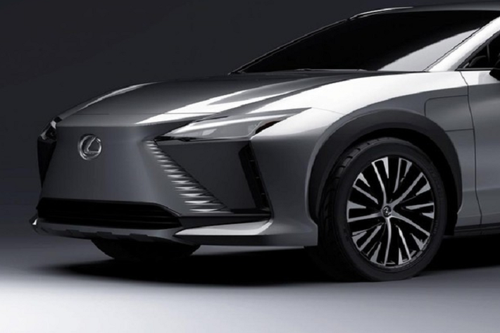 Trên cửa cốp xe xuất hiện tem chữ nổi "RZ 450e" nên nhiều khả năng Lexus RZ 2022 sẽ có công suất tối đa lớn hơn mức 160 kW (215 mã lực) của Toyota bZ4X. Bên dưới tem chữ nổi "RZ 450e" còn có logo "Direct4", chứng tỏ xe sẽ được trang bị hệ dẫn động 4 bánh toàn thời gian. Nói cách khác, mẫu crossover hạng sang này sẽ có thêm mô-tơ điện trên cầu sau. Theo kế hoạch, xe sang Lexus RZ chạy điện sẽ chính thức ra mắt trong sự kiện trực tuyến diễn ra vào ngày 20/4 tới đây.