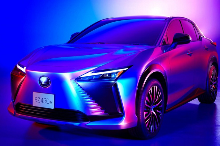 Qua hình ảnh này, có thể thấy Lexus RZ 2022 chạy điện được trang bị vô lăng hình chữ nhật giống Tesla Model S và Model X. Khi ra mắt trên xe Tesla vào năm ngoái, vô lăng này đã gây tranh cãi không ít vì bị cho là không tiện và khó dùng, thậm chí có thể gây nguy cơ mất an toàn.