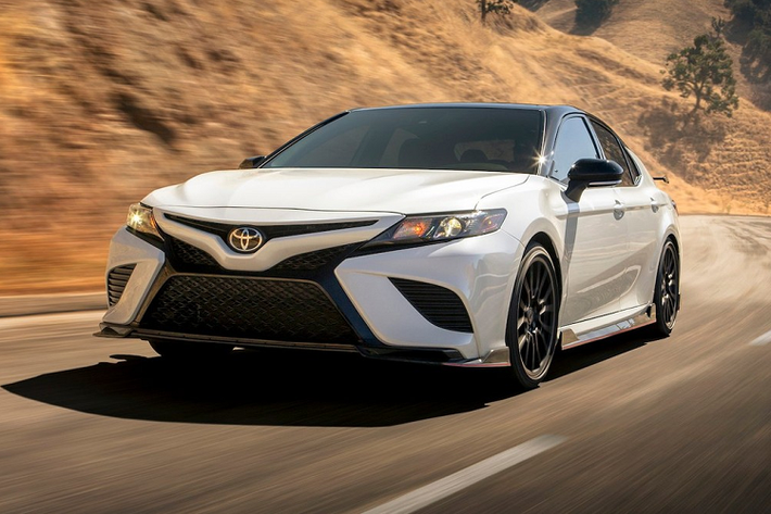 6. Toyota Camry Cùng với Honda Civic, Toyota Camry là một trong những mẫu sedan truyền thống hiếm hoi có mặt trong top 10 ôtô bán chạy nhất tại Mỹ năm 2021. Với doanh số 313.795 chiếc, Toyota Camry đã tăng trưởng 6,6%. Đây cũng là lý do vì sao hãng Toyota không từ bỏ phân khúc sedan như các đối thủ Ford hay Chevrolet tại thị trường Mỹ.