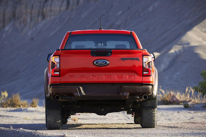 Trên đầu xe, Ranger Raptor 2022 được trang bị lưới tản nhiệt với dòng chữ "Ford" cỡ lớn ở giữa. Nằm hai bên lưới tản nhiệt là cụm đèn pha Matrix LED hình chữ "C", được bao quanh bằng dải đèn LED định vị ban ngày, giống Ford Ranger thế hệ mới.