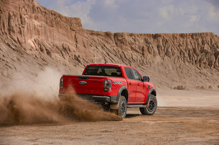 Thêm vào đó là hệ thống Trail Control đã từng ra mắt trên Ford F-150 Raptor thế hệ cũ và tương đương với hệ thống kiểm soát hành trình thích ứng nhưng dùng để chạy off-road. Với hệ thống này, người lái có thể cài đặt tốc độ dưới 32 km/h rồi tập trung điều khiển, việc tăng tốc và phanh cứ để xe tự lo.