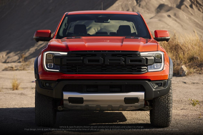 Ranger Raptor là một trong ba mẫu xe mang thương hiệu Raptor của hãng Ford, bên cạnh Bronco Raptor và F-150 Raptor. Do đó, mẫu xe này cũng chia sẻ một số chi tiết thiết kế với 2 người anh em Ford Bronco Raptor và F-150 Raptor mới. Ngoài ra, mẫu xe này còn có thiết kế ngoại thất hầm hố hơn hẳn Ford Ranger 2022.