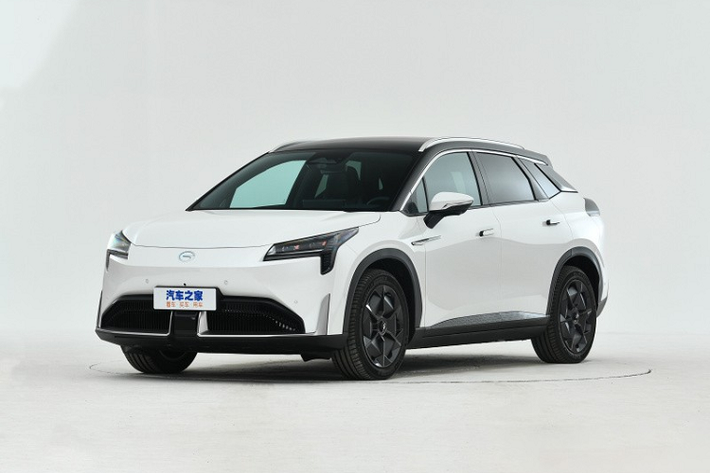 GAC Aion LX Plus 2022 mới là mẫu SUV chạy điện đã lần đầu tiên trình làng tại triển lãm Ô tô Quảng Châu 2021. Sau 2 tháng, mẫu ô tô Trung Quốc này đã chính thức được bán ra thị trường với 4 phiên bản, bao gồm 80, 80D Ultimate, 80D Max và Thousand Miles.
