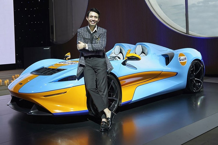 Giá xe McLaren Elva cũng từng được Minh Nhựa tiết lộ lên tới 143 tỷ đồng. Nói đến đây, chắc nhiều người đã nghĩ đến đó là siêu phẩm McLaren Elva, một mẫu xe đặc biệt nhất khi có 2 phiên bản là 3 không và 4 không, cũng là siêu xe đầu tiên được Minh "Nhựa" chia sẻ công khai giá bán từ hãng