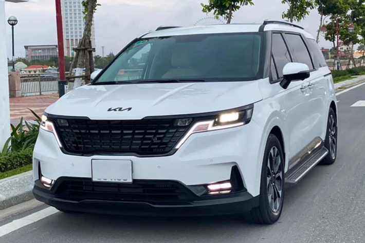 Theo tìm hiểu, giá xe Kia Carnival 2.2D Premium mới hiện tại niêm yết 1,319 tỷ đồng, theo đó mức giá lăn bánh tạm tính 1,455 tỷ đồng. Như vậy, với mức giá rao bán 1,360 tỷ đồng, người mua Carnival 2022 chạy “lướt” sẽ tiết kiệm được một khoảng chi phí kha khá khoảng 80 triệu đồng so với mua xe mới. Ngoài ra, người mua sẽ được “cưới liền tay” – không mất thời gian chờ đợi khi đặt xe mới.