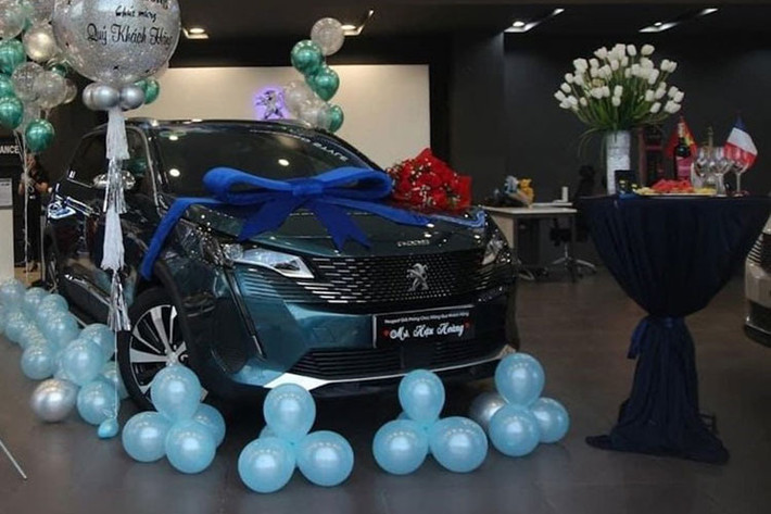 Được lắp ráp trong nước, Peugeot 5008 phiên bản nâng cấp đã ra mắt thị trường Việt Nam vào cuối năm ngoái. Ở phiên bản nâng cấp, mẫu SUV cỡ C này có một số thay đổi về thiết kế như lưới tản nhiệt không viền kiểu mới đi kèm các thanh nan nhỏ nằm ngang và mở rộng sang 2 bên tạo hiệu ứng 3D.
