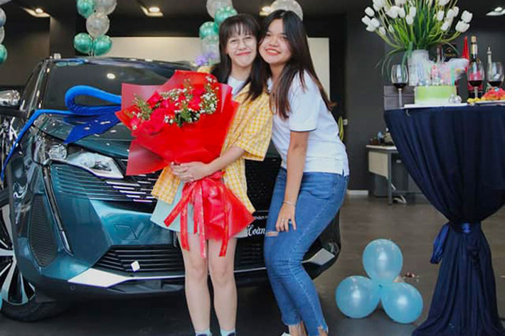Trong khi đó, tại Việt Nam, mẫu SUV cỡ C này có 2 phiên bản là AL và GT. Giá xe Peugeot 5008 2022 tương ứng của 2 phiên bản này là 1,219 tỷ đồng và 1,319 tỷ đồng.