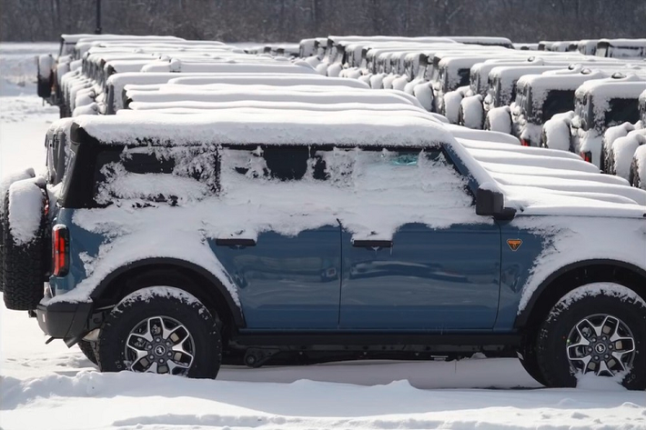 Dự kiến, những chiếc Ford Bronco bị kẹt trong bãi này sẽ đến tay khách hàng vào khoảng tháng 5 hoặc tháng 6 năm nay. Tuy nhiên, điều khiến nhiều khách hàng không hài lòng chính là tình trạng người đặt mua xe trước lại được giao sau và ngược lại. Theo đó, có khách hàng đặt mua từ hồi tháng 7/2020 mà hiện vẫn chưa nhận xe dù chiếc Ford Bronco của người này đã được lắp ráp xong cách đây 2 tháng. Một người khác đặt mua Ford Bronco cách đây 4 tháng thì lại chuẩn bị nhận xe vào tuần này. Do chậm trễ trong việc giao xe, hãng Ford đã xoa dịu khách hàng bằng cách tặng quà thay cho lời cảm ơn vì họ đã kiên nhẫn chờ.