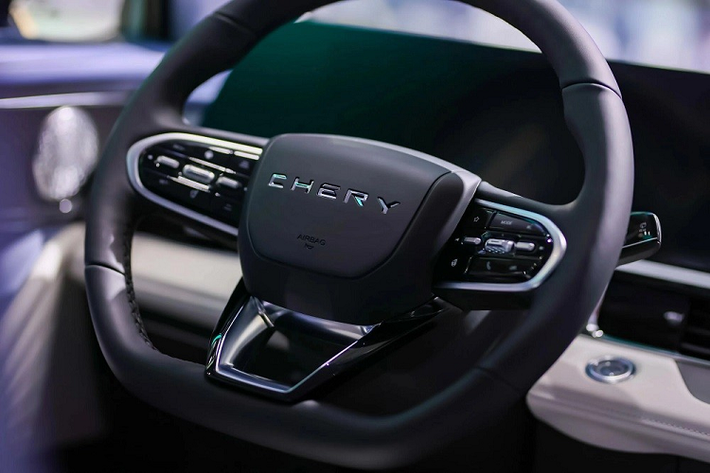 Bước vào bên trong Chery Omoda 5, người lái sẽ bắt gặp vô lăng 3 chấu bọc da và thiết kế vát đáy thể thao. Bên cạnh đó là 2 màn hình có kích thước 12,3 inch, giống xe sang Mercedes-Benz, để phục vụ bảng đồng hồ kỹ thuật số và hệ thống thông tin giải trí.