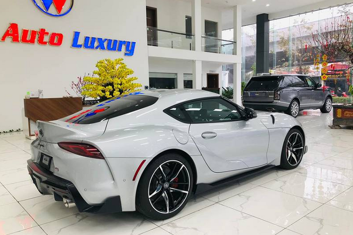 Toyota Supra 2021 tại Việt Nam có tuỳ chọn sơn ngoại thất màu bạc ánh kim, đi kèm bộ mâm kích thước 19 inch 5 chấu kép và cùm phanh sơn đen.