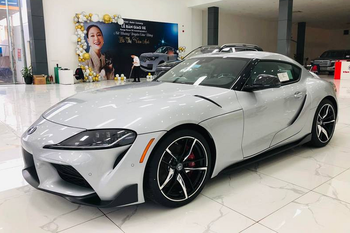 Chiếc Toyota Supra 2021 đầu tiên và duy nhất tại Việt Nam thuộc phiên bản Premium 3.0, xe được nhập khẩu nguyên chiếc từ Mỹ với điểm nhận diện là thanh phản quang ở hông xe phía trước.