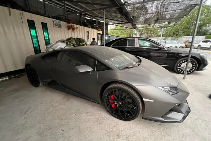 Chiếc xe Lamborghini Huracan EVO duy nhất tại dải đất hình chữ S này sở hữu cho riêng mình mang màu xám và sau nhiều ngày "đắp bạt" ở 1 bãi xe khiến ngoại thất bám bụi dày đặc.