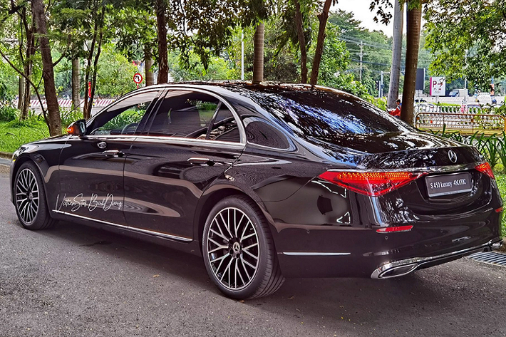Cụ thể, cả hai bản Mercedes-Benz S 450 L nhập khẩu Thái Lan có thêm hệ dẫn động 4 bánh toàn thời gian (4Matic) tiêu chuẩn thay vì dẫn động cầu sau như bản nhập từ Đức. Ngoài ra, phiên bản S 450 4Matic Luxury còn bị lược bỏ tính năng đánh lái bánh sau. Đây là hai thay đổi lớn nhất về mặt trang bị trên mẫu S 450 nhập Thái Lan.