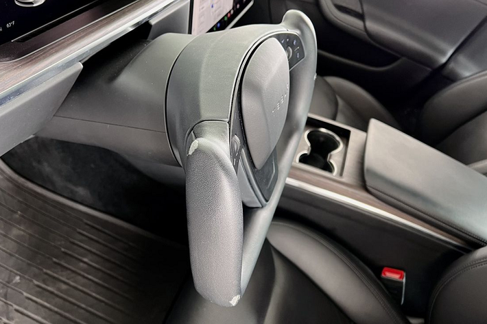 Ngay từ khi ra mắt, kiểu dáng vô lăng với nửa vành trên bị khuyết của Tesla đã gây nhiều tranh cãi vì khó sử dụng và mới đây vô lăng chữ U của Tesla lại nhận thêm những phản hồi không tốt về chất lượng.