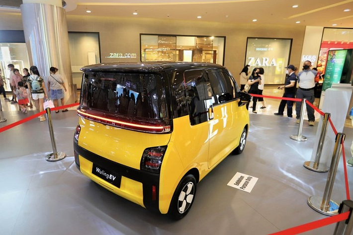 Được phát triển dựa trên cơ sở gầm bệ GSEV, xe điện Wuling Air ev 2022 lấy cảm hứng thiết kế từ máy bay. Xe sở hữu kích thước khá nhỏ, bao gồm chiều dài 2.974 mm, chiều rộng 1.505 mm, chiều cao 1.631 mm, chiều dài cơ sở 2.010 mm.