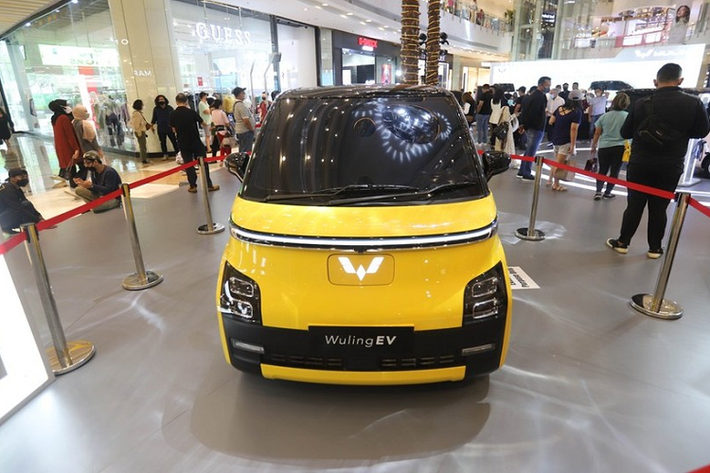 Được lắp ráp tại Indonesia, Wuling Air ev 2022 có 2 phiên bản là Standard Range và Long Range. Giá xe Wuling Air ev 2022 tại Indonesia vào thời điểm này là 250 triệu Rupiah (khoảng 387,5 triệu đồng) cho bản Standard Range và 300 triệu Rupiah (465 triệu đồng) cho bản Long Range.