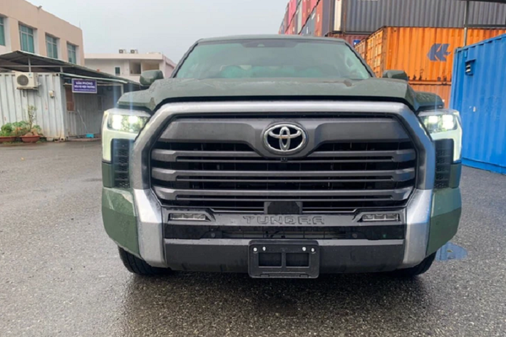 Ba chế độ lái bao gồm: Tiết kiệm, Bình thường và Thể thao. Ở thế hệ 2022, Toyota Tundra sử dụng hệ thống treo phía trước xương đòn kép và phía sau dùng giảm xóc kiểu lò xo cuộn thay cho lá nhíp truyền thống.