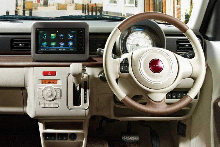 Tuy nhiên, xe cũng được trang bị vô lăng mới, tích hợp phím chỉnh âm lượng hoặc kết nối Bluetooth. Đằng sau vô lăng, bảng đồng hồ có thêm màn hình LCD nhỏ nằm ngang, tạo cảm giác phức tạp hơn. Ngoài ra, xe còn được trang bị màn hình thông tin giải trí nhỏ, nằm giữa 2 cửa gió điều hòa trung tâm đặt dọc và các nút chỉnh điều hòa mới. Ở bản cao cấp, xe sẽ có tính năng sưởi ở ghế lái và ghế phụ lái cũng như điều hòa tự động.