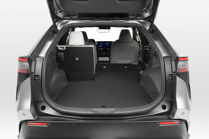 Dù ở phiên bản nào, xe cũng được trang bị cụm pin lithium-ion 71,4 kWh. Phạm vi di chuyển của phiên bản FWD là gần 500 km và phiên bản AWD là 460 km. Người dùng có thể sạc pin bằng hệ thống sạc chậm 6,6 kW hoặc sạc nhanh 150 kW. Với hệ thống sạc nhanh, dung lượng pin sẽ tăng lên 80% trong thời gian chỉ 30 phút.