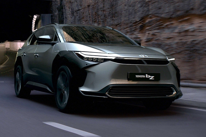 Toyota bZ4X 2023 mới hiện là một trong những mẫu xe quan trọng nhất của thương hiệu Toyota. Đây chính là mẫu ô tô thuần điện sản xuất thương mại đầu tiên của thương hiệu Nhật Bản này. bZ4X sẽ sớm được bày bán ở các thị trường lớn của Toyota trên toàn thế giới, một trong số đó có Đông Nam Á, cụ thể là Thái Lan.
