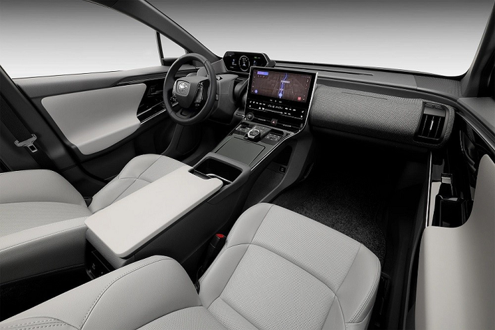 Là sản phẩm do Toyota phát triển chung với Subaru, bZ4X sở hữu kích thước cụ thể bao gồm chiều dài 4.690 mm, chiều rộng 1.860 mm, chiều cao 1.650 mm và chiều dài cơ sở 2.850 mm. Ngoài ra, xe còn có trọng lượng từ 1.920 - 2.005 kg, tùy phiên bản.