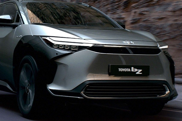 Toyota bZ4X chạy điện được phát triển dựa trên cơ sở gầm bệ e-TNGA dành riêng cho ô tô điện. Xe có 2 phiên bản là dẫn động cầu trước FWD và dẫn động 4 bánh toàn thời gian AWD. Trong đó, bản FWD sử dụng 1 mô-tơ điện nằm trên cầu trước, tạo ra công suất tối đa 201 mã lực và mô-men xoắn cực đại 265 Nm. Nhờ đó, Toyota bZ4X FWD có thể tăng tốc từ 0-100 km/h trong thời gian 8,4 giây và đạt vận tốc tối đa 160 km/h.