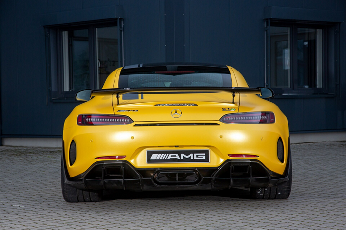 Bộ vành 19 và 20 inch AMG Performance lấy từ AMG GT R Pro, kèm bộ lốp Michelin Pilot Sport Cup 2 có kích thước 285/30R19 phía trước và 335/25R20 phía sau, bậc cửa thể thao. Mức giá xe Mercedes-AMG GT R độ BSTC Performance vẫn chưa được công bố.