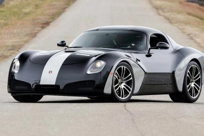 Devon GTX Nếu bạn chưa bao giờ nghe nói về Devon Motorworks, có lẽ là bởi mặc dù công ty đã có một số ý tưởng tuyệt vời nhưng cuối cùng chỉ có một vài nguyên mẫu được tạo ra và bán đấu giá. Xe được trang bị động cơ V10 8,4 lít tương tự trong Viper, nhưng nó đã được tăng công suất lên tới 650 mã lực. Thân xe bằng carbon nhẹ hơn nhiều và nội thất được làm lại hoàn toàn trái ngược với Viper.