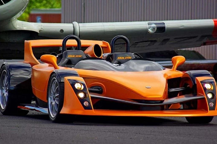 Hulme Can Am Spyder Hulme Can Am Spyder được trang bị động cơ LS7 Chevrolet V8 600 mã lực đặt giữa. Vì vậy, Hulme Can Am Spyder cũng thú vị như khi lái chiếc Ariel Atom. Tuy nhiên, nhược điểm của chiếc xe là không có kính chắn gió, không có mái che, không có túi khí, không có kiểm soát lực kéo và không có phanh ABS.