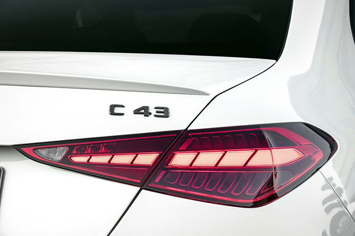 Động cơ mới của Mercedes-AMG C43 4Matic 2023 tạo ra công suất tối đa 402 mã lực và mô-men xoắn cực đại 500 Nm. So với máy xăng V6 cũ, động cơ này mạnh hơn 40 mã lực. Ngoài ra, Mercedes-AMG C43 4Matic 2023 còn mạnh hơn 27 mã lực và 20 Nm so với Mercedes-AMG SL 43.
