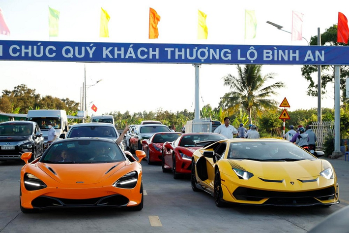 Trong những ngày Xuân Nhâm Dần vừa qua, giới mê xe đã được chứng kiến một dàn siêu xe trăm tỷ của đại gia Việt phượt đầu năm ở tỉnh miền Tây. Trong đó, hành trình bắt đầu từ mùng 2 Tết Nguyên Đán ở tỉnh Bến Tre với gần 10 siêu xe đi qua các tỉnh thành như An Giang, Rạch Giá, Cà Mau, Bạc Liêu...