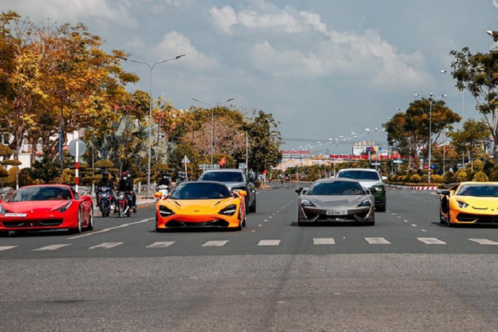 Chiếc xe siêu sang của Rolls-Royce đang vượt qua cây cầu bê tông có chiều rộng chưa tới 2,5 mét. Sau đó là siêu xe giới hạn Lamborghini Aventador SVJ chỉ được sản xuất 900 xe. Đây là 1 trong 3 chiếc Aventador SVJ Coupe đang có mặt tại dải đất hình chữ S, xe được trang bị khối động cơ V12, hút khí tự nhiên, dung tích 6.5 lít, tạo ra công suất tối đa 770 mã lực và mô-men xoắn cực đại là 720 Nm.