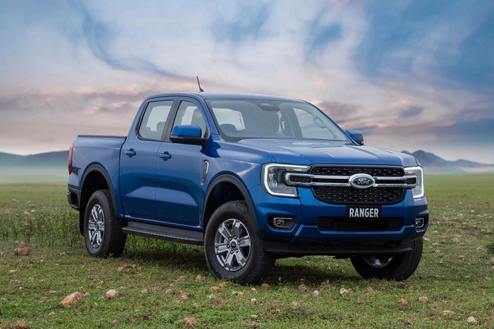 Không chỉ có giá "mềm" hơn, Ford Ranger XLT 2022 mới còn sở hữu một số đặc điểm nhận dạng riêng trong thiết kế ngoại thất. Theo đó, xe được trang bị nẹp mạ crôm kép trên lưới tản nhiệt và viền mạ crôm bao quanh đèn sương mù trước. Riêng tấm ốp dưới đầu xe của bản XLT sẽ được sơn cùng màu với thân xe thay vì sơn màu bạc như hai bản Sport và Wildtrak.