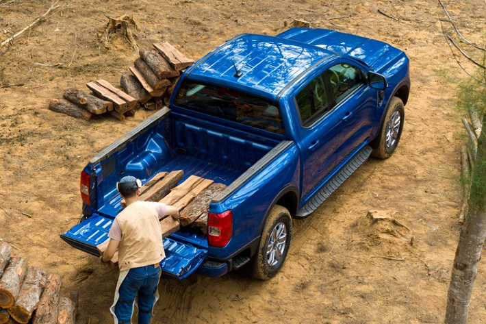 Hai phiên bản Sport và Wildtrak của dòng Ford Ranger 2022 tại Thái Lan có giá từ 929.000 - 1.299.000 Baht (629 - 881 triệu đồng). Ford Ranger XLT 2022 có 2 cấu hình là Open Cab (cabin đơn 2 chỗ) và Double Cab (cabin đôi 5 chỗ). Trong đó, cấu hình Open Cab có chiều cao 1.874 mm, thấp hơn 10 mm so với Double Cab. Thùng sau của cấu hình Double Cab lại ngắn hơn 278 mm so với Open Cab, chỉ đạt 1.862 mm.