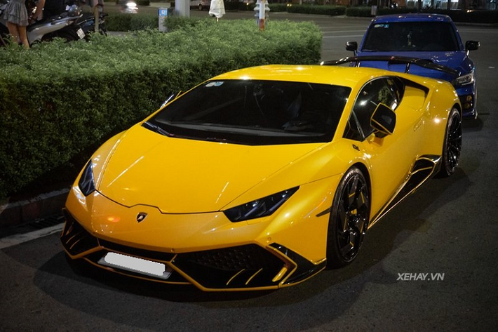 Hiện tại, chiếc Lamborghini Huracan độ Mansory Torofeo này thuộc sở hữu của một "drifter" khét tiếng ở Sài Gòn. "Siêu bò" được trang bị gói độ Mansory Torofeo đắt giá, với hàng loạt chi tiết sửa đổi được làm từ sợi carbon như 2 khe gió ở đầu xe, ốp gương chiếu hậu và ốp cản sau.