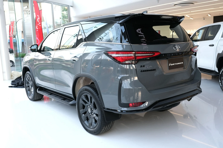 Nếu Fortuner Legender tại Việt Nam có lựa chọn dán wrap màu xám này như thị trường Thái Lan, thì khả năng cao dòng xe này sẽ hấp dẫn nhiều khách hàng trẻ - đối tượng khách hàng muốn sở hữu một mẫu xe mang ngoại thất mạnh mẽ và cá tính.