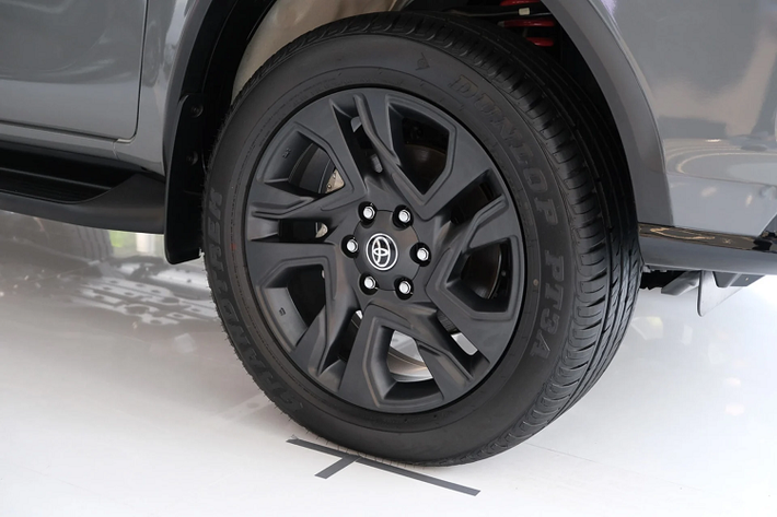 Đáng tiếc rằng, màu xám trên chiếc Toyota Fortuner Legender không phải là màu sơn, mà chỉ đơn thuần là dán một lớp wrap màu xám xi măng (Cement Grey) cao cấp, đây là lựa chọn chỉ có trên Toyota Fortuner Legender bản kỷ niệm 60 năm – nếu khách hàng thích màu sắc này. Nếu không chọn wrap, phiên bản kỷ niệm này chỉ có màu sơn trắng đi kèm với nóc đen.