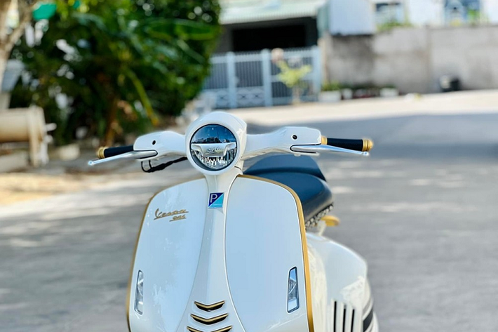 Theo chia sẻ của chủ nhân, đây là chiếc xe tay ga Vespa 946 Christian Dior thứ 5 cập bến Sài thành và đã nhanh chóng được bàn giao cho mình, tất nhiên cũng là xe Vespa 946 phiên bản Christian Dior đầu tiên ở tỉnh Bạc Liêu. Ban đầu chồng của cô gái 9X này kết nối với 1 tay bán siêu xe ở Sài thành để tìm mua xe chính hãng nhưng có vẻ như thương vụ này không thành công nên anh đã chuyển sang săn xe thị trường ngoài.