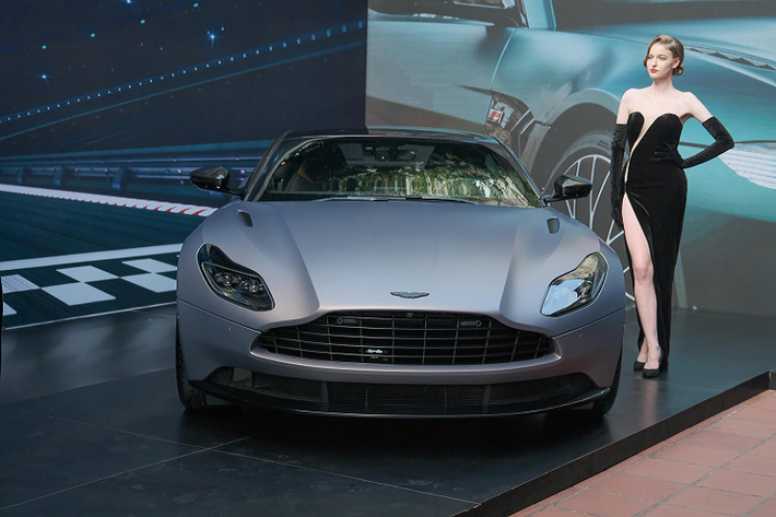 Về ngoại thất, xe sở hữu màu sơn Satin Solar Bronze, lần đầu tiên xuất hiện trên một chiếc Aston Martin DB11 tại Việt Nam. Chỉ tính riêng thương hiệu Aston Martin còn có chiếc DBX thứ 3 về nước là sở hữu màu đồng Satin Solar này.