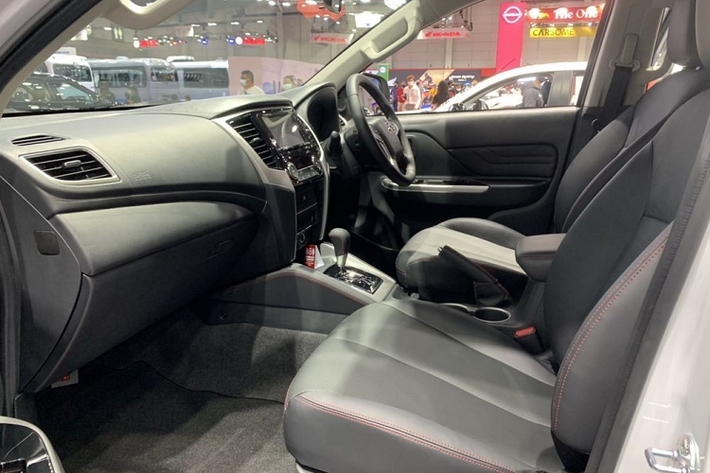 Những trang bị còn lại của Mitsubishi Triton S-Limited Edition 2022 không khác gì bản thường. Xe có ghế lái chỉnh điện 8 hướng, bảng đồng hồ với màn hình màu đa thông tin, màn hình thông tin giải trí cảm ứng 7 inch, hỗ trợ Apple CarPlay/Android Auto,...
