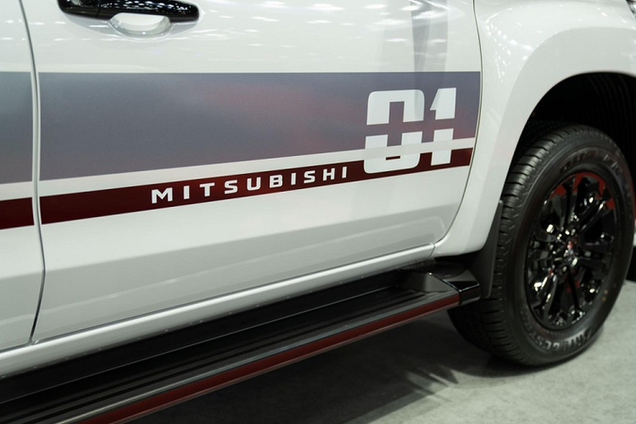 Ngoài ra, Mitsubishi Triton S-Limited Edition 2022 đặc biệt còn được trang bị nhiều chi tiết ngoại thất màu đen bóng như lưới tản nhiệt, bộ vành hợp kim 18 inch, ốp gương ngoại thất và tay nắm cửa.